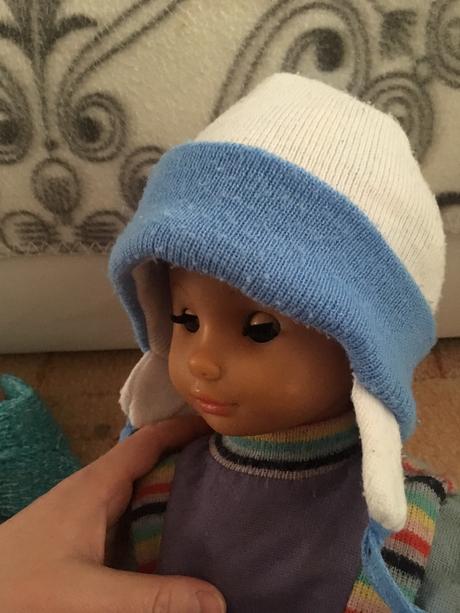 Bielo-modrá čiapočka s brmbolčekom a šnurkami, 68