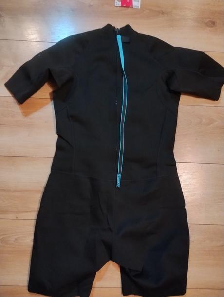 Dámska šortkova kombinéza na surf,