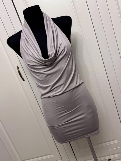 Dámske šaty s holým chrbtom,