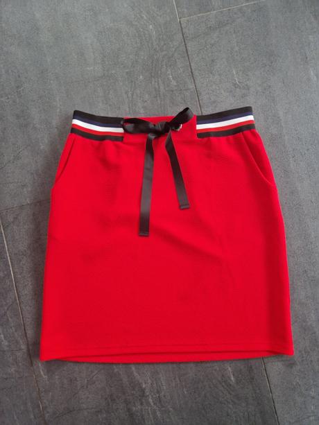 Sukňa s farebným pásom, s