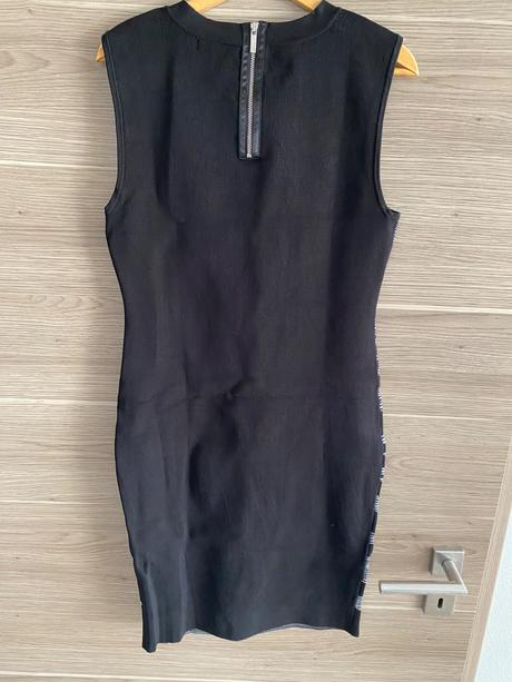 Tvarujúce šaty karen millen, m