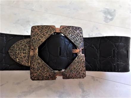 Kožený hrubý opasok s medenou sponou,