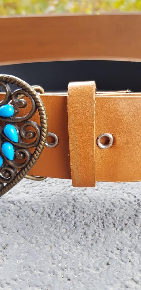 Hnedý opasok s tyrkysovým srdcom,