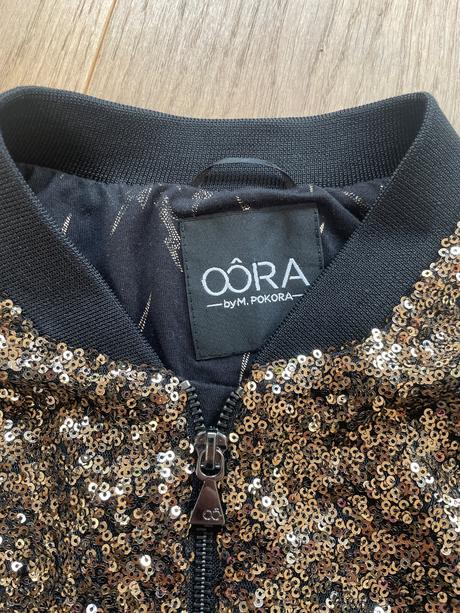 Mikina so zlatými flitrami, 140