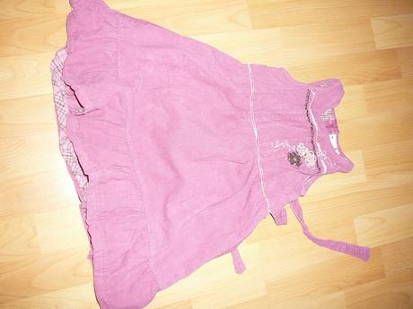 Dievcenske mencestrove saty, 98