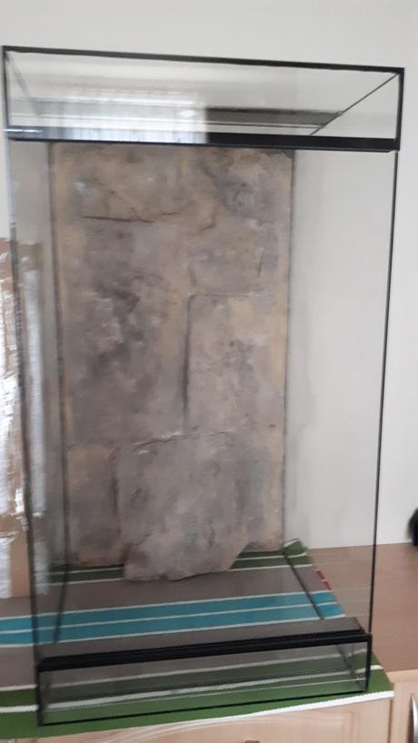 Terárium s rozmermi 50x50x90, príslušenstvo v cene,