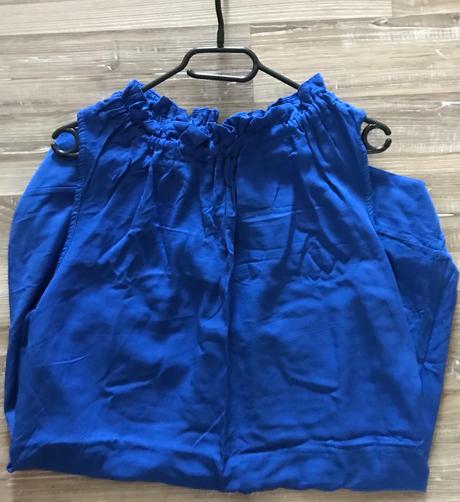 Šaty s viazanim okolo krku, 