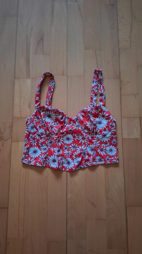 Crop top s kvetmi, bershka,s
