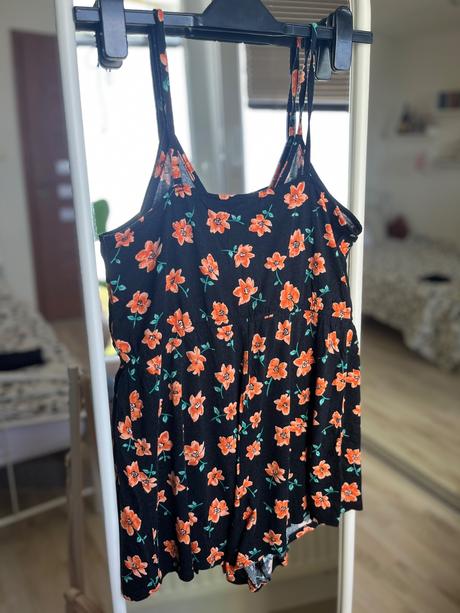 Krátky letny overal kvetovany cierny oranzovy h&m, h&m,l