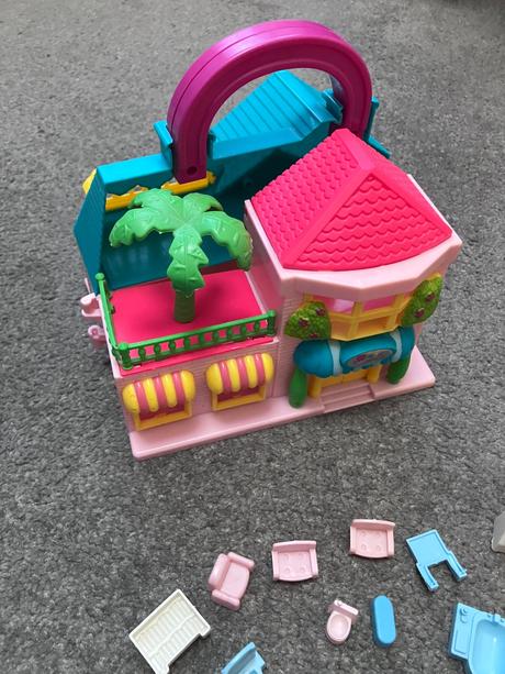 Maly plastovy domcek, 