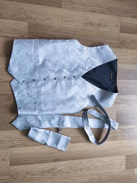 Vesta, kravata a gombíky, s