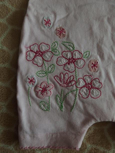 Krásne vyšívané opaľovačky, máličko nosené, 74