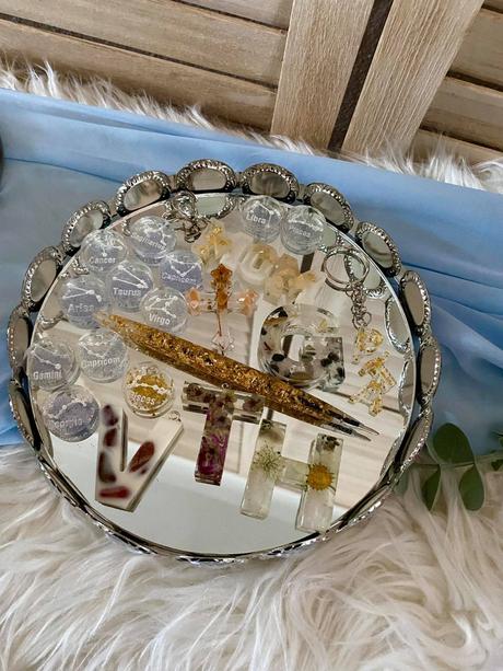 Ručne vyrobené živicové kľúčenky, 