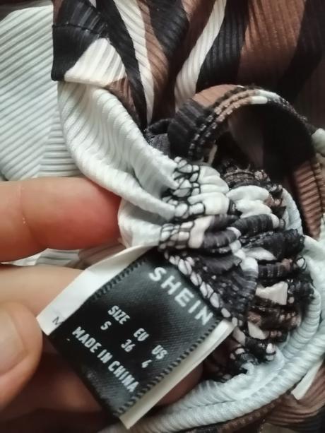 Zaujímavé šaty vs, pružné, s