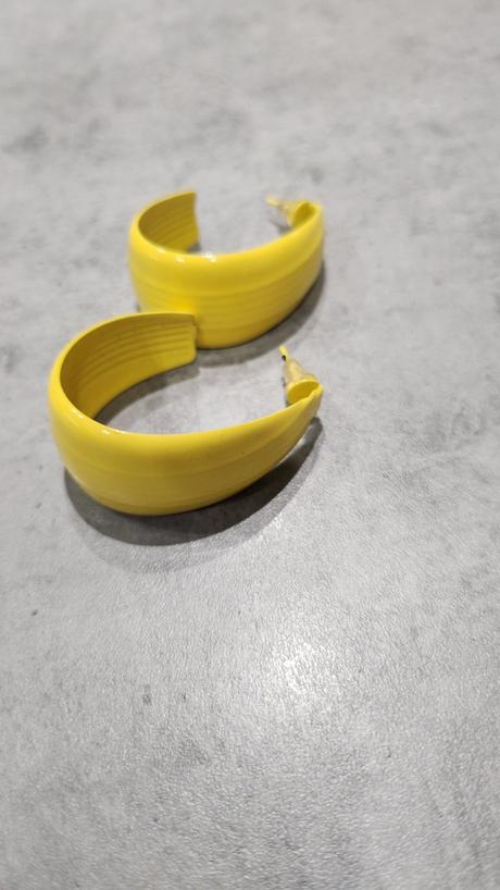 Žlté výrazné náušnice,