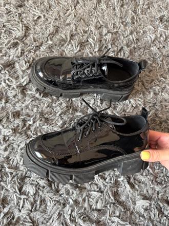 Lesklé mokasínky, 33