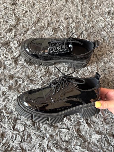 Lesklé mokasínky, 33