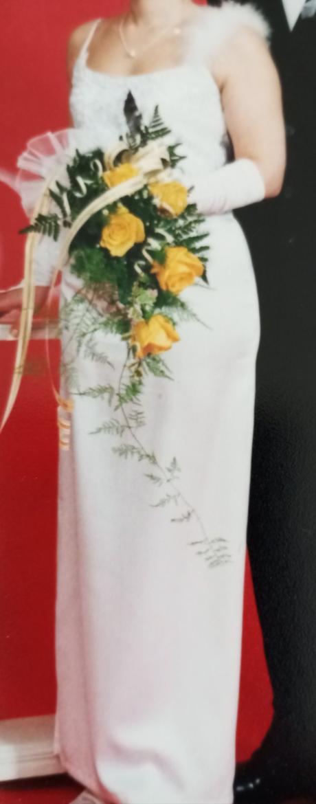 Biele saténové šaty, 38