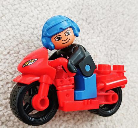 Lego duplo policajt s motorkou,