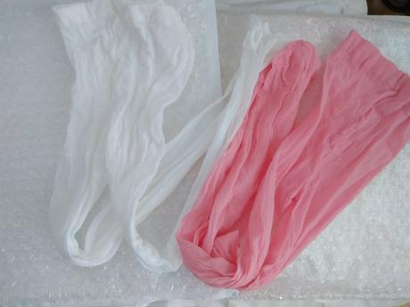 Biele a ružové silonky, 104