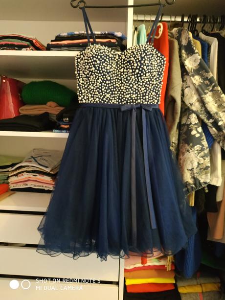 Šaty v dekolte s kamienkami kráľ. modrá - m/l, m