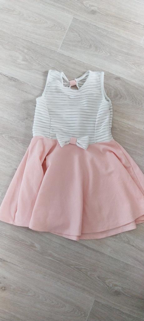 Bledoružové šaty, 140