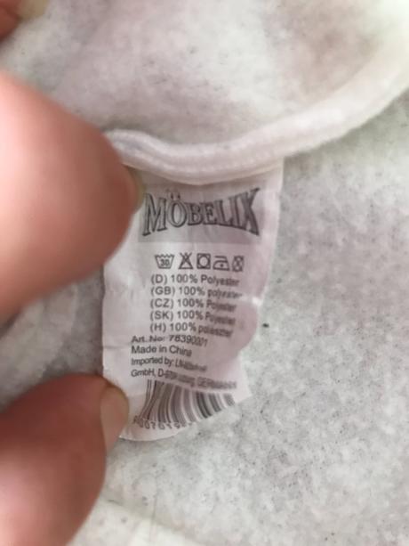 Biela čiapka s výšivkou vločky,