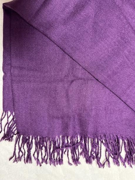 Fialový šál so strapcami,
