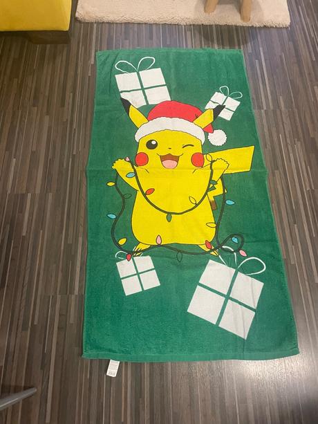 Vianočná osuška pikachu,