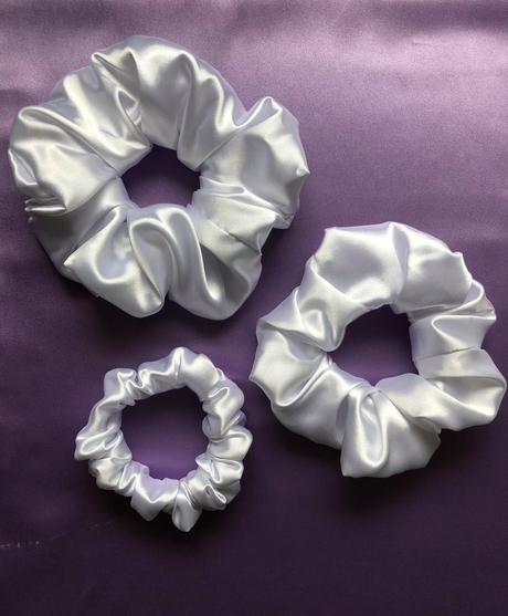 Saténová gumička scrunchie perleťovo biela, 