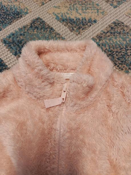 Dievčenská chlpatá vestička, 104