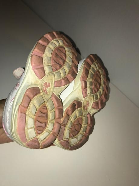 Tenisky s motýlikymi, 24