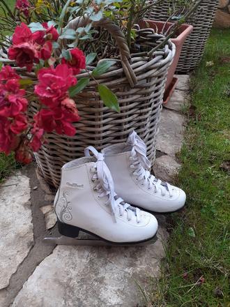 Korčule na ľad, crowned,33