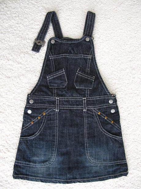 Riflové šaty s náprsenkou, 104