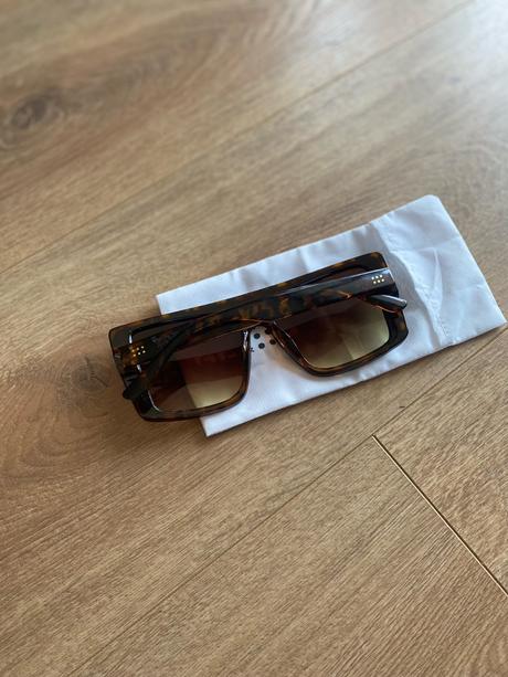 Mohutné slnečné okuliare,