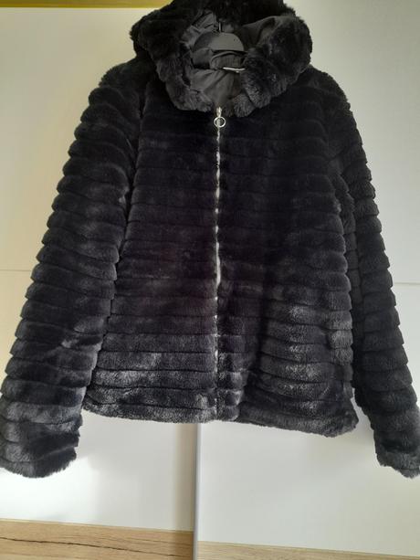 Čierna kožušinová bundička na zips, 40
