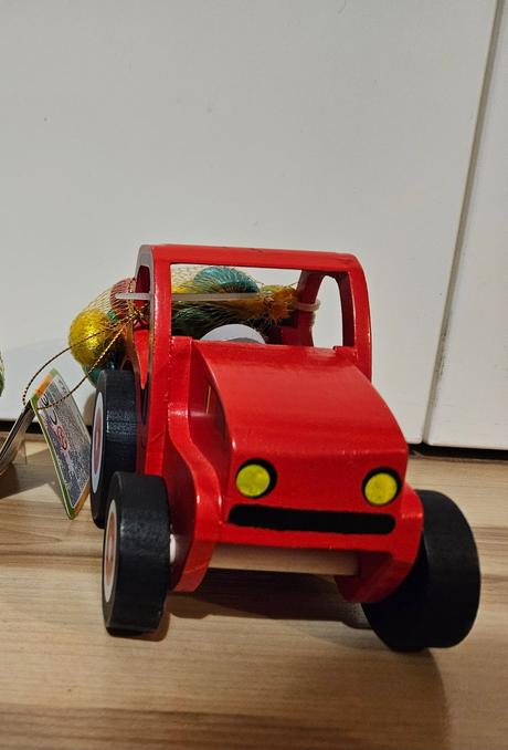 Červené drevené autíčko, 