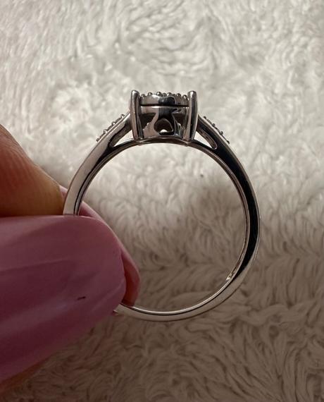 Prsteň z bieleho zlata 14k s diamantmi zn. izlato,