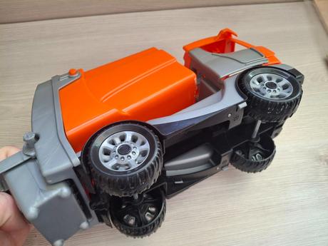 Oranžové smetiarske auto,