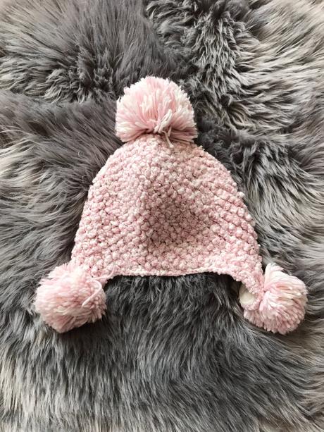 Bledoružová dievčenská čiapka,