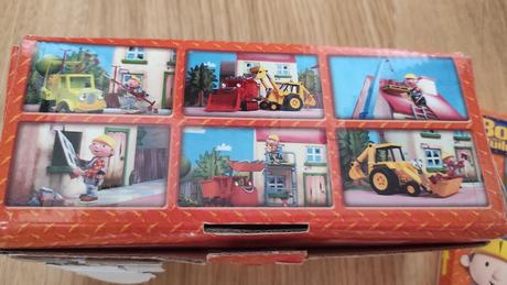 Drevené kocky a karty bob stavitel,