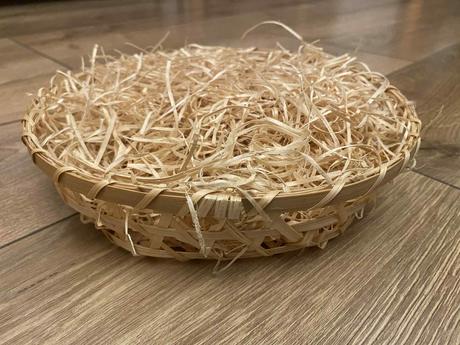 Košík s drevitou vlnou, 