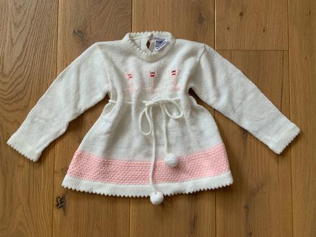 Svetrové šaty s brmbolcami, 62