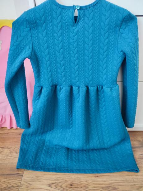 Svetríkové šaty, 140