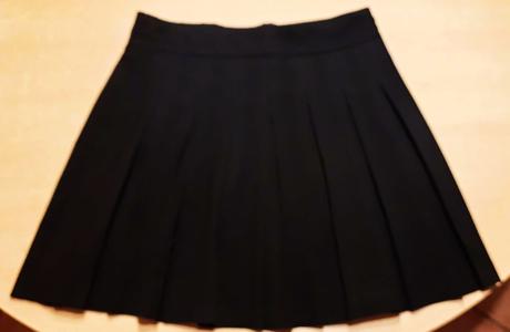 Predám čiernu skladanú minisukňu stradivarius veľ., stradivarius,m