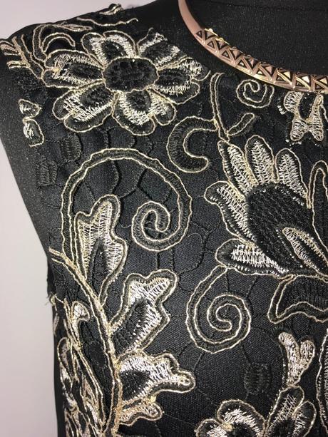 Krajkovaná blúzka so zlatými kvetmi, s