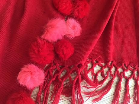 Šál s kozusinkovymi brmbolcami/t, 