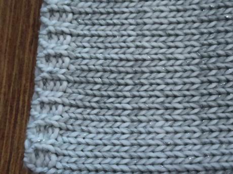 Nákrčník sivo biely so strieborným vzorom, 