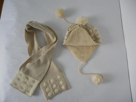 Set čiapka s brnbolcami a šál, 