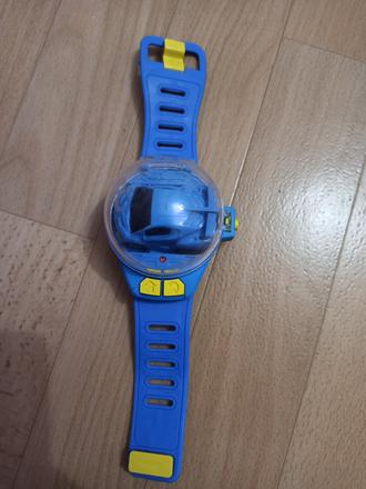 Mini autíčko na diaľkové ovládanie v hodinkách,